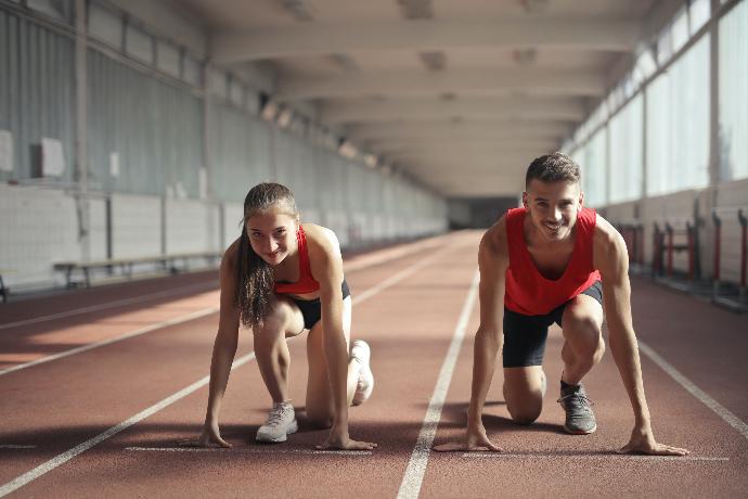 Dwie osoby, szykujące się do startu do biegu na olimpiadzie