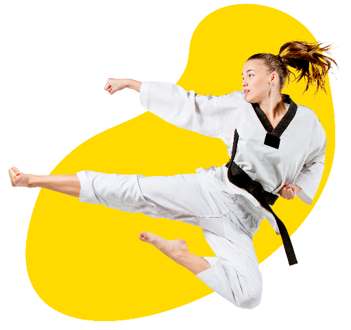 Kobieta wykonująca kopnięcie karate Kobieta wykonująca kopnięcie karate
