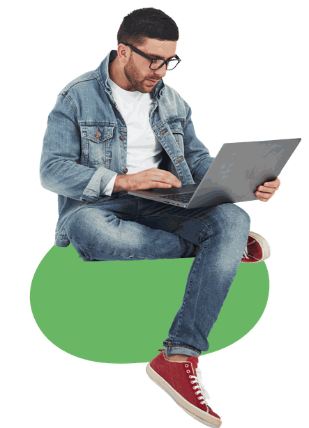 Siedzący mężczyzna trzymający laptopa na kolanach Siedzący mężczyzna trzymający laptopa na kolanach