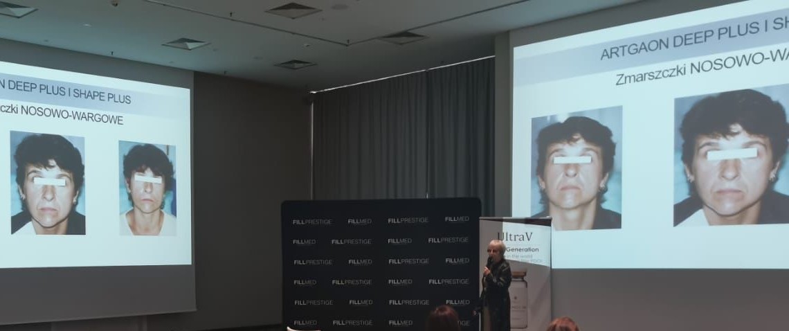 Zdjęcie przedstawiające kobietę wykładającą na konferencjii