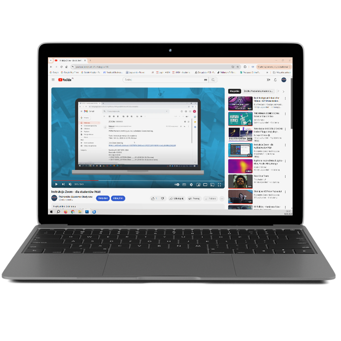 Laptop z otwartym ekranem wyświetlającym zrzut ekranu z instrukcją obsługi Zoom. Na ekranie widoczny interfejs aplikacji Zoom z wyróżnionymi elementami. Laptop z otwartym ekranem wyświetlającym zrzut ekranu z instrukcją obsługi Zoom. Na ekranie widoczny interfejs aplikacji Zoom z wyróżnionymi elementami.